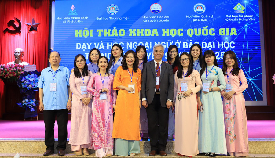 Đoàn cán bộ, giảng viên, nhà khoa học đến từ Học viện Quản lý giáo dục. ngoaingu-1.jpg