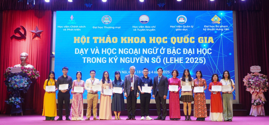 TS Hà Thanh Hương (thứ năm từ trái qua phải) nhận Giấy chứng nhận dành cho diễn giả. ngoaingu-6.jpg