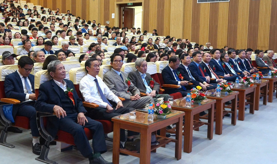 Các đại biểu tham dự lễ kỷ niệm kythuatvacongnghejpg3.jpg