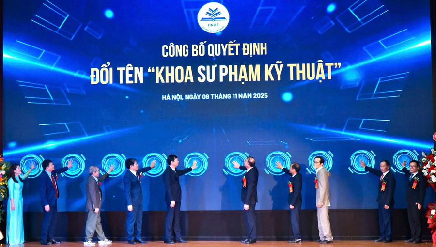 Lãnh đạo Trường ĐH Sư phạm Hà Nội, Khoa cùng các đại biểu bấm nút đổi tên từ Khoa Sư phạm kỹ thuật thành Khoa Kỹ thuật và Công nghệ. kythuatvacongnghejpg1.jpg