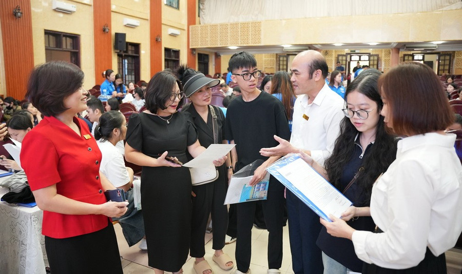 Lãnh đạo Trường ĐH Công đoàn đến thăm, động viên tân MM888 Việt Nam Tải App và người nhà trong ngày nhập học. nhaphoc-10.jpg