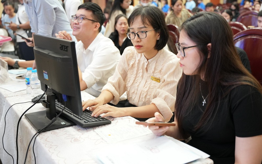 Cán bộ, giảng viên, MM888 Việt Nam Tải App tình nguyện làm việc hết mình nhằm hỗ trợ tân MM888 Việt Nam Tải App hoàn tất thủ tục nhập học. nhaphoc-1.jpg