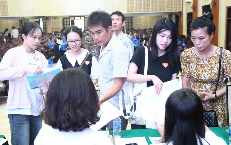 Thủ tục nhập học được tiến hành nhanh gọn, tạo điều kiện thuận lợi nhất cho tân MM888 Việt Nam Tải App và người nhà. nhaphoc-8.jpg