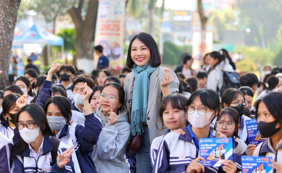 Nhà báo Nguyễn Thị Mỹ Quyên trong chuyến đi thực tế để viết bài. giaoducjpg1.jpg