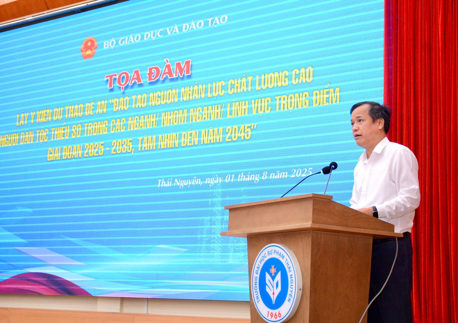 Ông Mai Xuân Trường – Hiệu trưởng Trường ĐH Sư phạm (ĐH Thái Nguyên) trao đổi tại Tọa đàm. dsc-1299.jpg