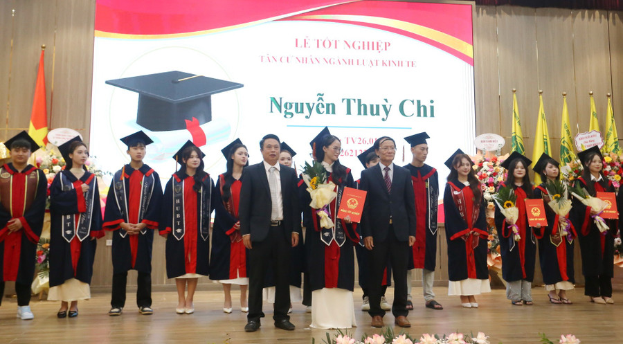 GS.TS Nguyễn Công Nghiệp – Phó Hiệu trưởng thường trực Trường ĐH Kinh doanh và Công nghệ Hà Nội trao bằng MM88dangnhap nhà cái World Cup 2026 cho các tân MM88dangnhap cá cược bóng đá, lô đề, bắn cá.
