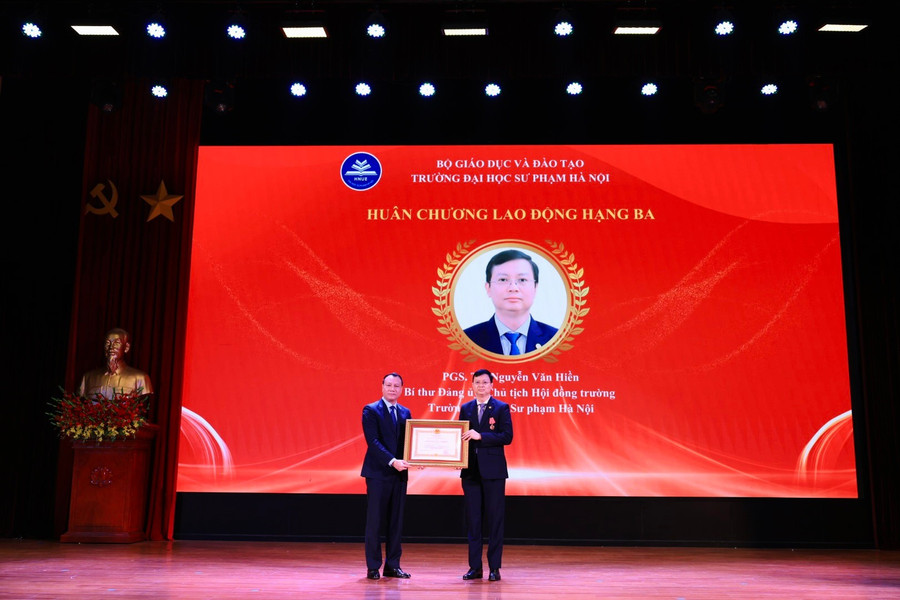 PGS.TS Nguyễn Văn Hiền - Bí thư Đảng ủy, Chủ tịch Hội đồng Trường đón nhận Huân chương Lao động hạng Ba. nguyenvanhien.jpg
