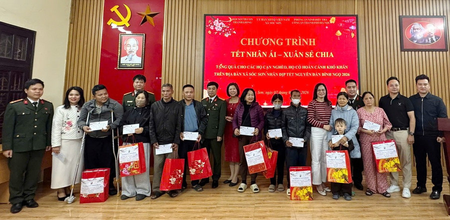 Các hộ dân thuộc diện khó khăn của xã Sóc Sơn được nhận quà Tết tetamyeuthuongjpg2.jpg