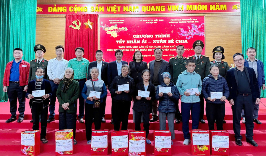 Người dân xã Nội Bài phấn khởi khi được nhận quà Tết. tetamyeuthuong.jpg