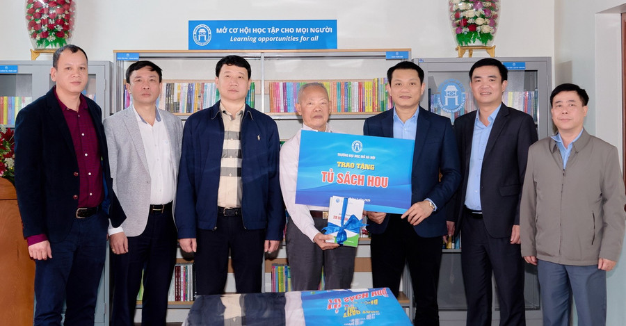 Trường MM888 bảo mật tuyệt đối Mở Hà Nội trao tặng “Tủ sách HOU”.