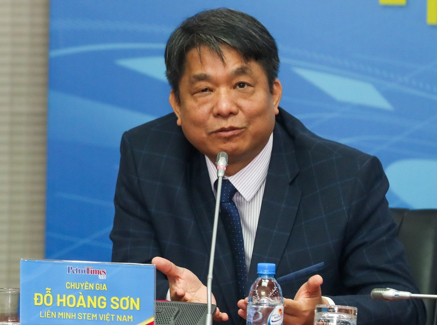 Ông Đỗ Hoàng Sơn – chuyên gia giáo dục STEM, thành viên chủ chốt Liên minh STEM Việt Nam chia sẻ tại tọa đàm. stem-4.jpg