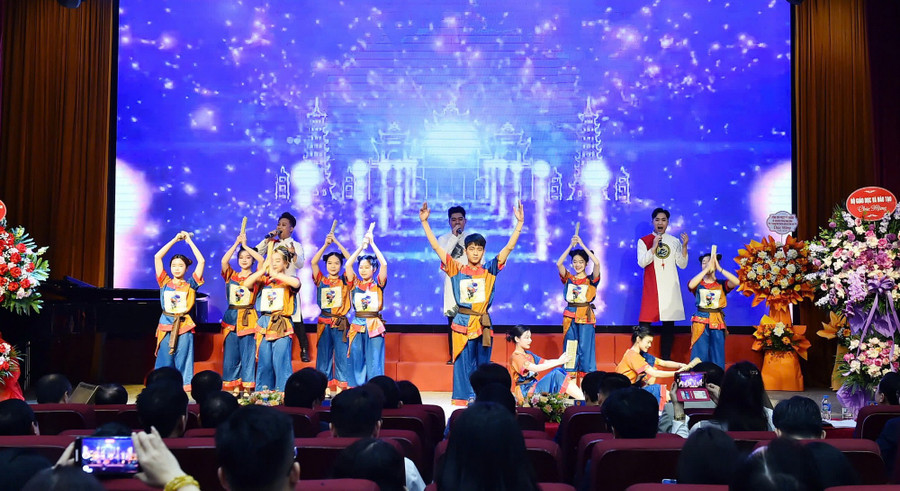 Văn nghệ chào mừng. suphamnghethuat.jpg