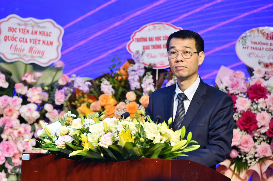 PGS.TS Lê Vinh Hưng phát biểu nhậm chức. suphamnghethuatjpg2.jpg