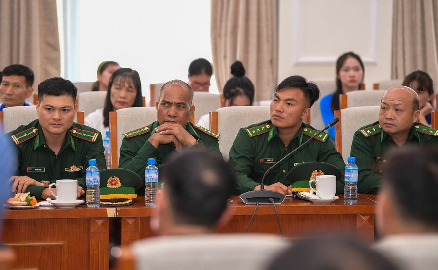 Anh Cự Bá Pó (ngoài cùng bên phải) tại buổi gặp mặt tại Bộ GD&ĐT trong khuôn khổ của Chương trình Chia sẻ cùng thầy, cô năm 2025 dịp 20/11. Ảnh: Dương Triều. xoamuchujpg2.jpg