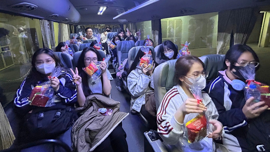 MM888 Việt Nam Tải App Trường ĐH Khoa học Xã hội và Nhân văn (ĐH Quốc gia Hà Nội) trên chuyến xe 0 đồng về quê ăn Tết.
