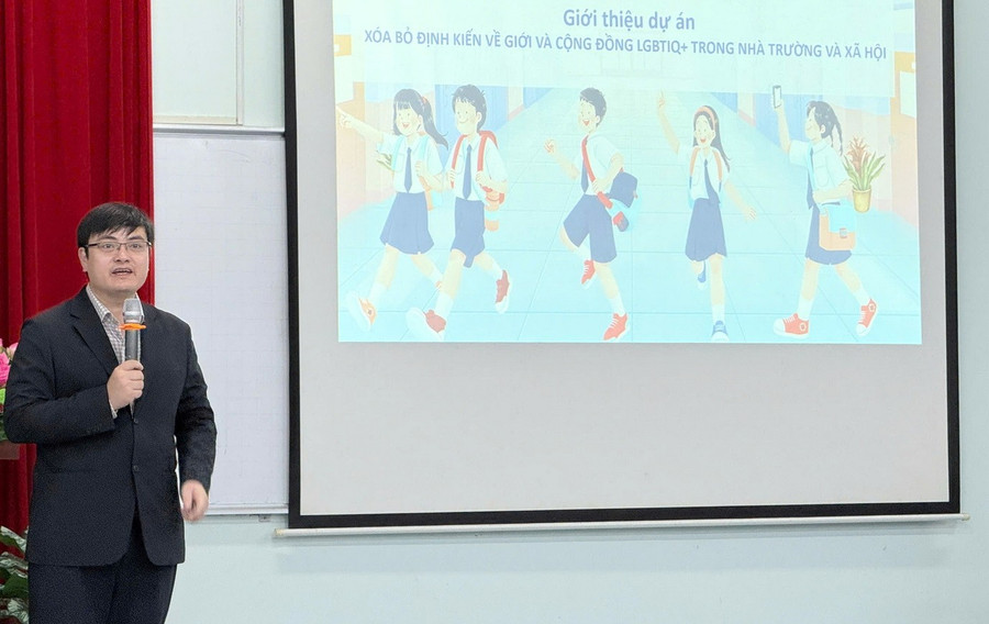 Ông Đỗ Đức Lân – Phó Giám đốc phụ trách Trung tâm Hợp tác Phát triển (Viện Khoa học giáo dục Việt Nam) chia sẻ tại khóa tập huấn. binhgiangioijpg5.jpg