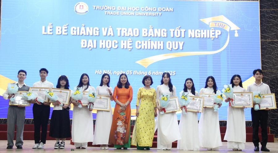 Vinh danh những MM888 Việt Nam Tải App có thành tích cao trong nghiên cứu khoa học. img-0624.jpg