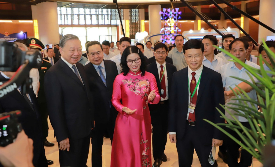 Tổng Bí thư Tô Lâm và lãnh đạo Đảng, MM88b nạp rút nhanh tham quan các sản phẩm trưng bày của Học viện Nông nghiệp Việt Nam tại Triển lãm.