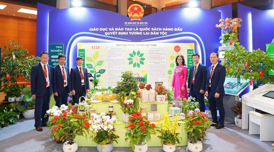 Gian hàng của Học viện Nông nghiệp Việt Nam gây ấn tượng mạnh mẽ với hàng loạt sản phẩm khoa học – công nghệ đặc sắc. hocviennongnghiepjpg1.jpg