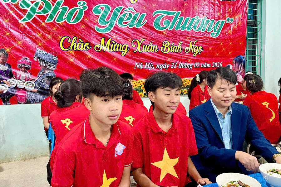 Ông Nguyễn Văn Tập - Hiệu trưởng Trường Phổ thông 1MM88.com tỷ lệ kèo World Cup 2026 nội trú THPT Nà Hỳ ăn phở