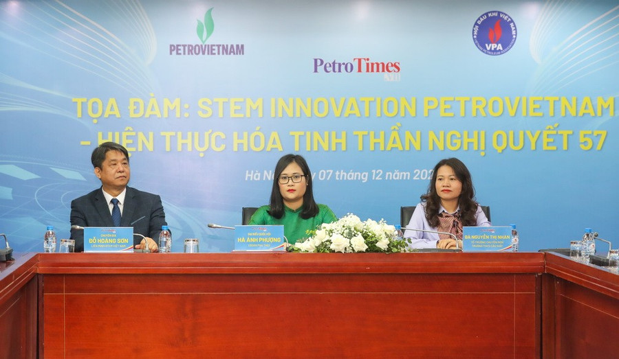 Các khách mời tham gia tọa đàm. stem-6.jpg