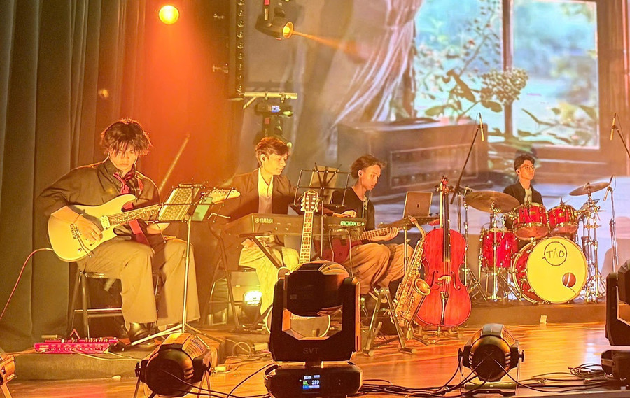 Thanh Hải (ngoài cùng bên trái) trong một buổi biểu diễn guitar. hocbong-2.jpg