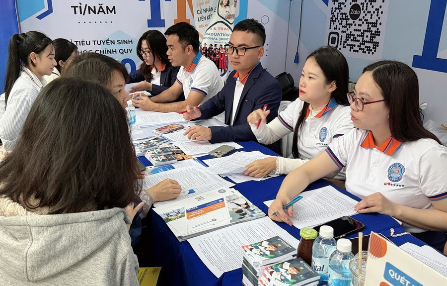Cán bộ, giảng viên Trường ĐH Thương mại tư vấn Đăng Ký MM88.COM Ngay +88K, hướng nghiệp cho Đăng nhập vào MM886 Việt Nam. tuyensinh.jpg