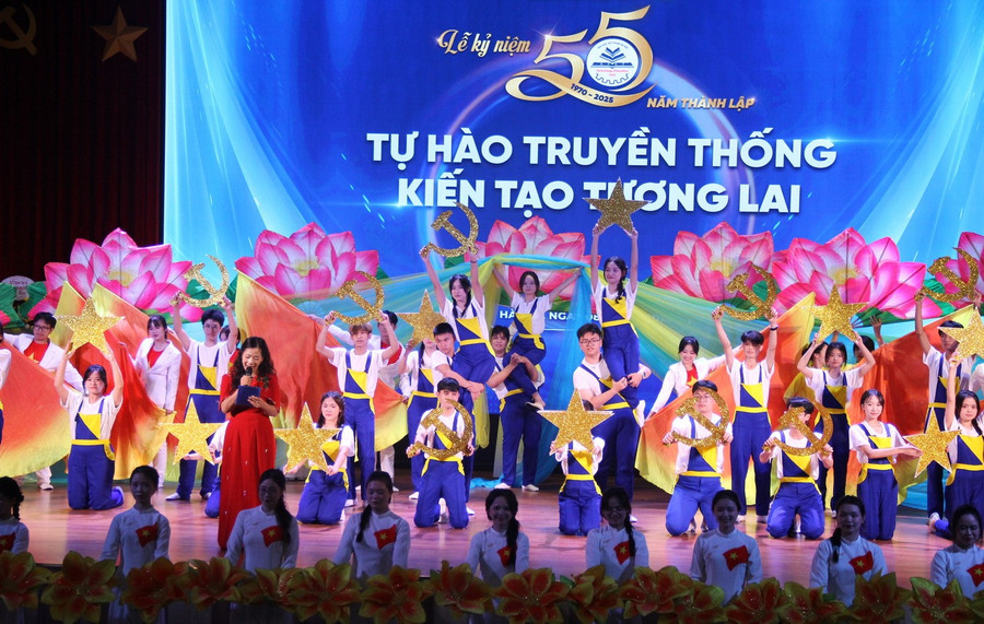 Văn nghệ chào mừng. img-4846.jpg