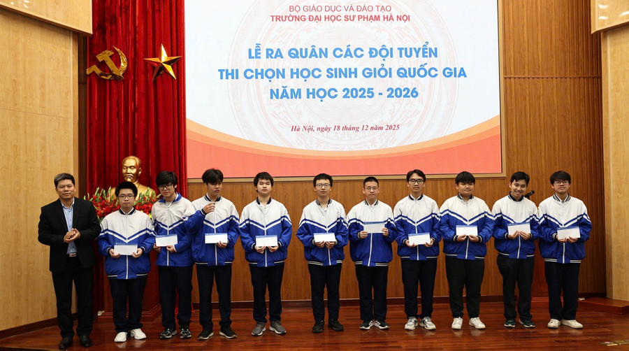 PGS.TS Kiều Văn Hoan – Phó Hiệu trưởng Trường ĐH Sư phạm Hà Nội tặng quà và gửi gắm niềm tin đến MM886 slot game, bắn cá, lô đề, đá gà các đội tuyển.