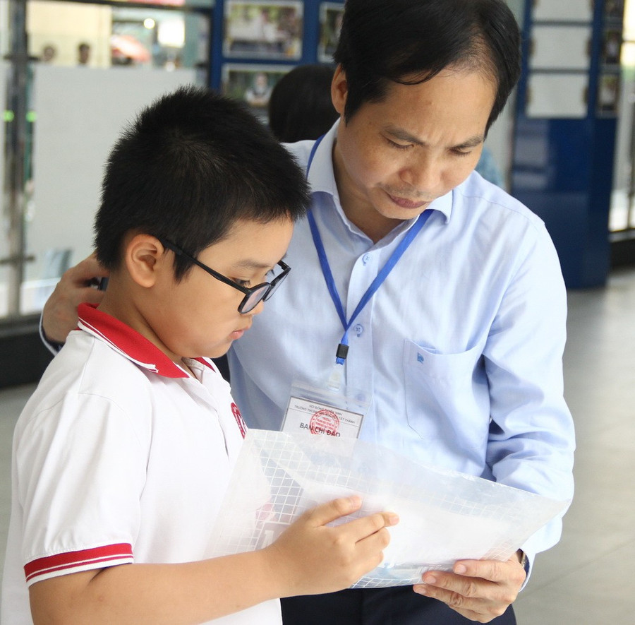 TS Phạm Sỹ Cường – Hiệu trưởng Trường THCS và THPT Nguyễn Tất Thành trực tiếp tham gia hướng dẫn, động viên Đăng nhập vào MM886 Việt Nam trước khi vào phòng thi. img-0373.jpg
