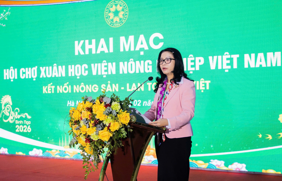 GS.TS Nguyễn Thị Lan - Giám đốc Học viện Nông nghiệp Việt Nam phát biểu khai mạc Hội chợ xuân và ra mắt Sàn Thương mại điện tử VNUA-MART. gsnguyenthilan.jpg