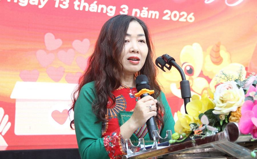 Bà Nguyễn Phương Hoa – Hiệu trưởng Trường Tiểu học Vĩnh Tuy phát biểu khai mạc hội chợ. img-6716.jpg