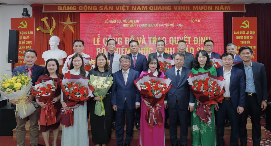 Lãnh đạo Học viện Y - Dược họ cổ truyền Việt Nam chúc mừng các tân phó giáo sư.