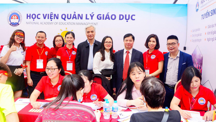 Lãnh đạo Học viện Quản lý Giáo dục và các cán bộ, giảng viên tham gia tư vấn xét tuyển cho Đăng nhập vào MM886 Việt Nam. Hocvienquanlygiaoduc.jpg2.jpg