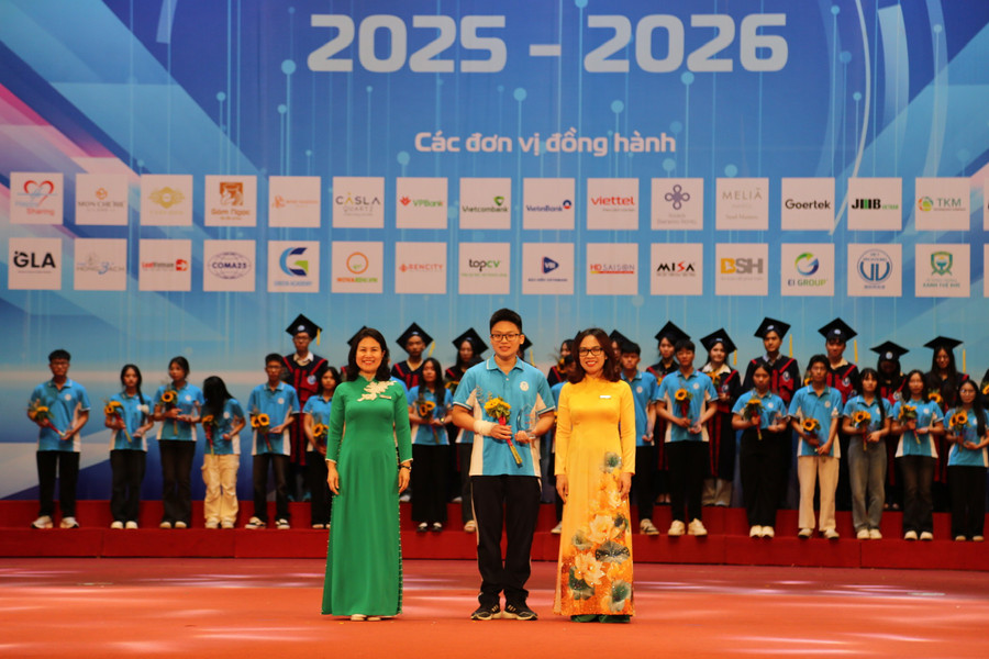 PGS.TS Nguyễn Thị Nhung và PGS.TS Nguyễn Mai Hương chúc mừng các thủ khoa. chaonamhocmoijpg3.jpg