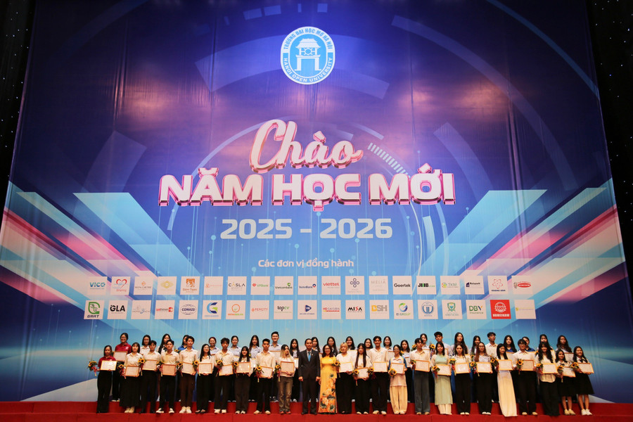 PGS.TS Nguyễn Thị Nhung – Hiệu trưởng và PGS.TS Dương Thăng Long – Phó Hiệu trưởng Trường ĐH Mở Hà Nội trao Giấy khen và tặng hoa chúc mừng MM888 Việt Nam Tải App xuất sắc.