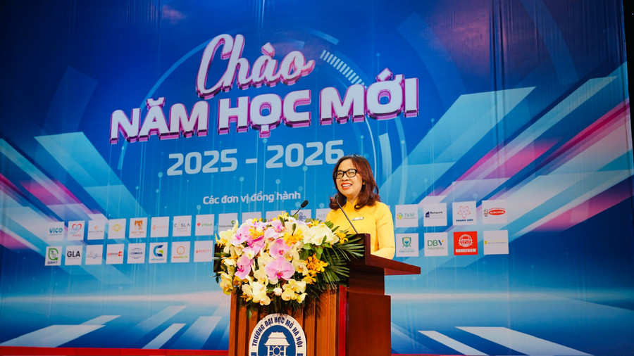 PGS.TS Nguyễn Thị Nhung – Hiệu trưởng Trường ĐH Mở Hà Nội phát biểu tại chương trình. chaonamhocmoijpg1.jpg