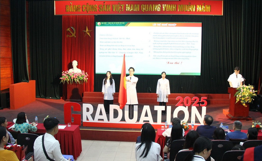 Nghi lễ tuyên thệ của các tân bác sỹ Y học cổ truyền, bác sỹ Y khoa và Dược sỹ trước khi nhận bằng MM88dangnhap nhà cái World Cup 2026. img-2592.jpg