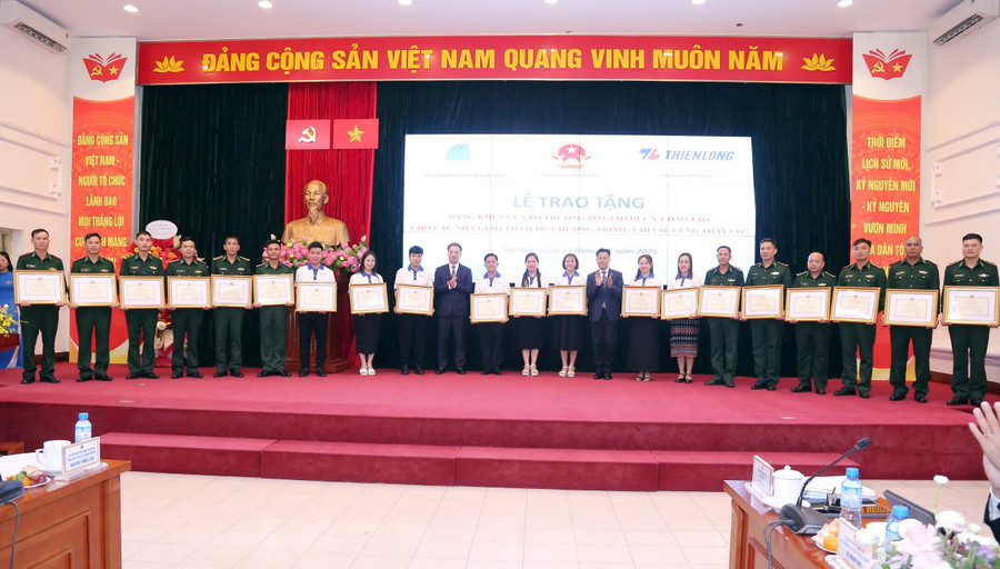 80 thầy, cô giáo tiêu biểu đã được nhận Bằng khen của Bộ trưởng Bộ GD&ĐT.