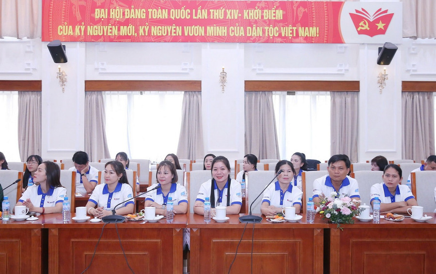 Các thầy, cô giáo tiêu biểu tham dự buổi gặp mặt. chiasecungthayco.jpg