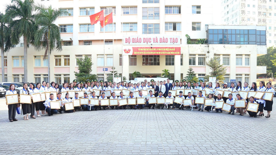 Chương trình gặp mặt, tuyên dương 80 nhà giáo tiêu biểu tham gia Chương trình “Chia sẻ cùng thầy cô 2025” diễn ra trang trọng, ấm cúng và thân tình. chiasecungthaycojpg4.jpg