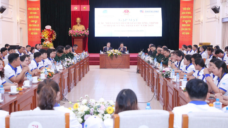 Toàn cảnh buổi gặp mặt. chiasecungthaycojpg1.jpg