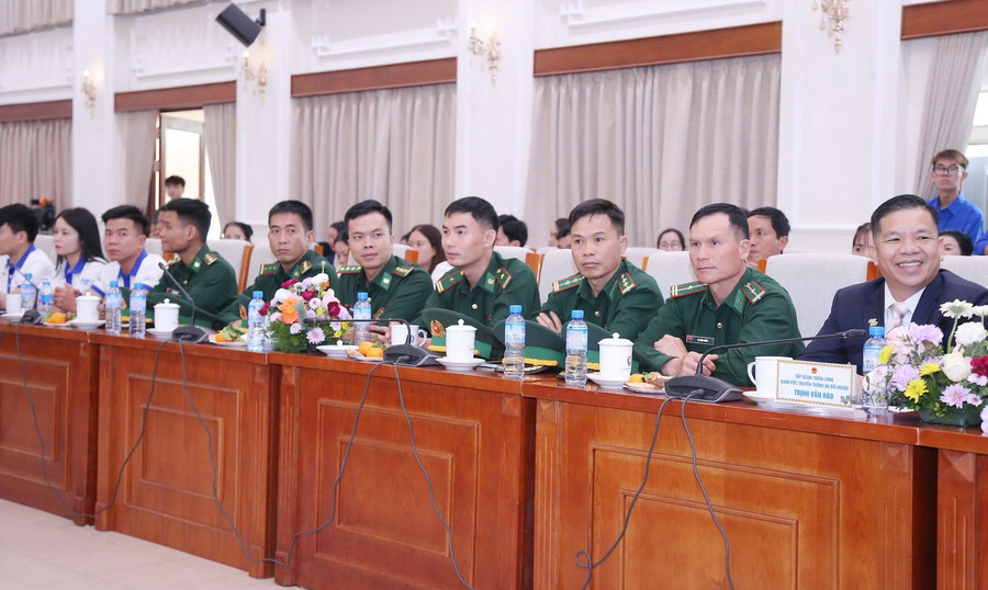 Nhiều thầy giáo quân hàm xanh cũng tham dự chương trình. chiasecungthaycojpg2.jpg