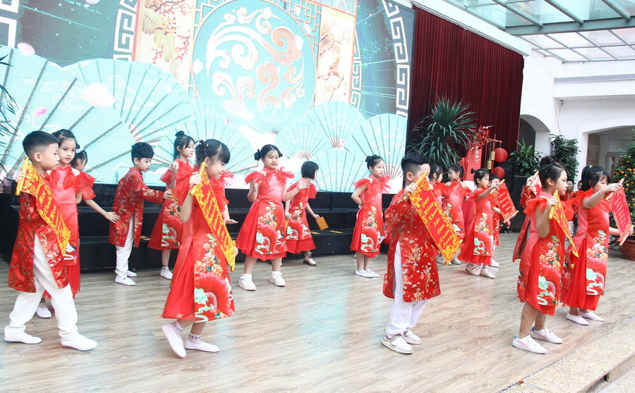 Văn nghệ chào mừng. img-6722.jpg