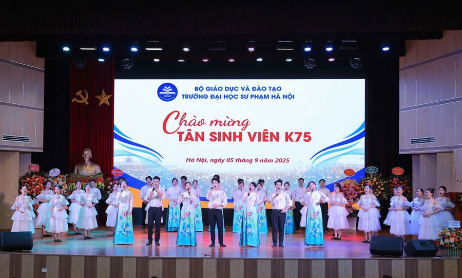 Văn nghệ chào mừng tân MM888 Việt Nam Tải App K75, Trường ĐH Sư phạm Hà Nội.