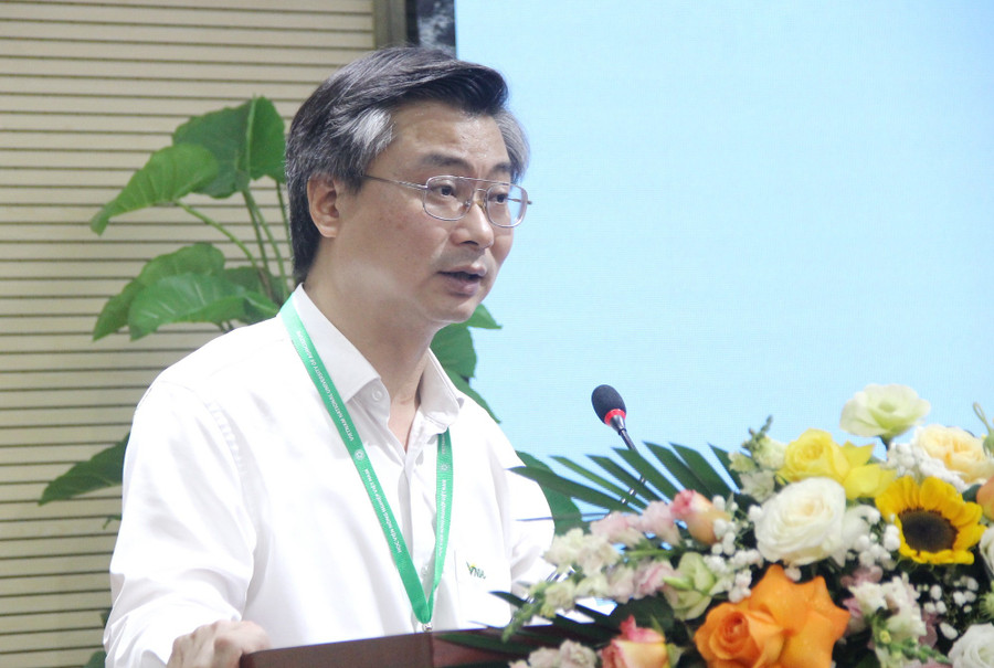 TS Nguyễn Công Tiệp chúc mừng thầy - trò đội tuyển. img-9356.jpg