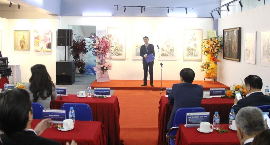 PGS.TS Lê Vinh Hưng - Hiệu trưởng Trường ĐH Sư phạm Nghệ thuật Trung ương phát biểu khai mạc. trienlam-2.jpg