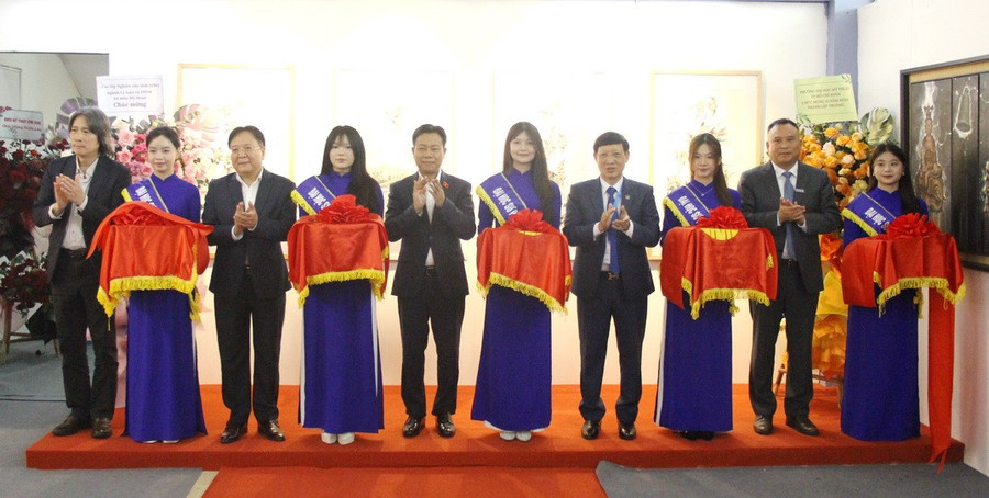 Nghi lễ cắt băng khai mạc Triển lãm Mỹ thuật Quốc tế năm 2025.