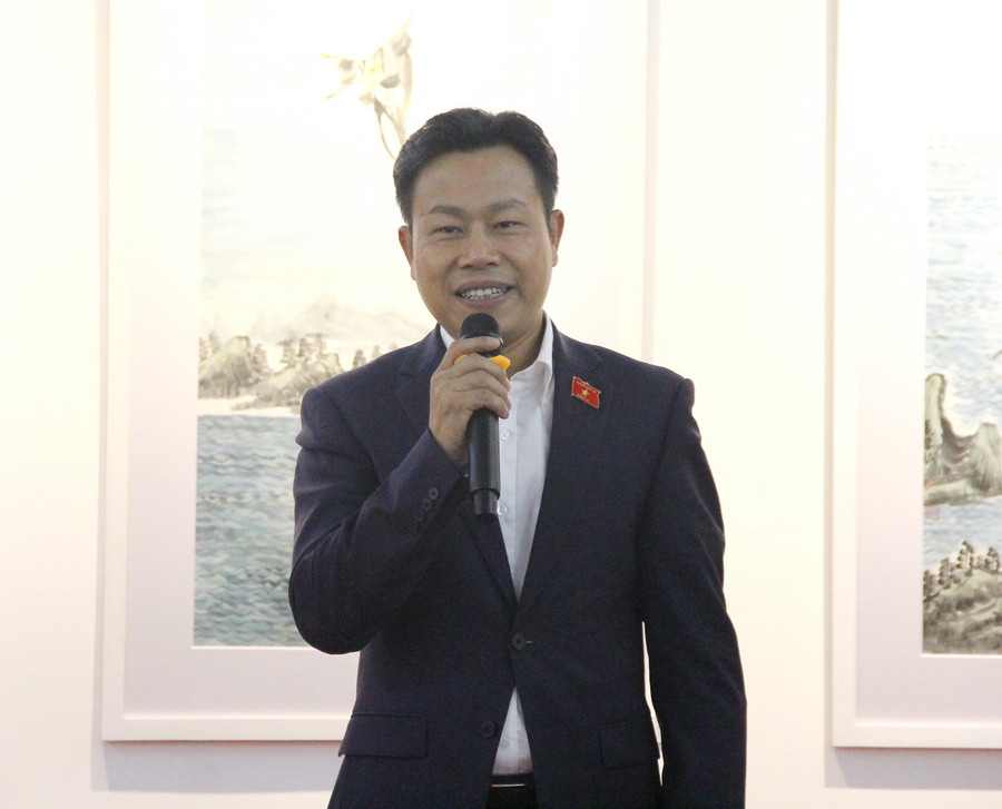 Thứ trưởng Lê Quân chúc mừng Trường ĐH Sư phạm Nghệ thuật Trung ương đã tổ chức thành công Triển lãm. trienlam-5.jpg