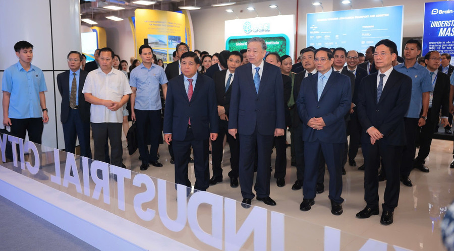Tổng Bí thư Tô Lâm, Thủ tướng Phạm Minh Chính và các đại biểu tham quan Triển lãm Đổi mới sáng tạo. doimoisangtaojpg3.jpg